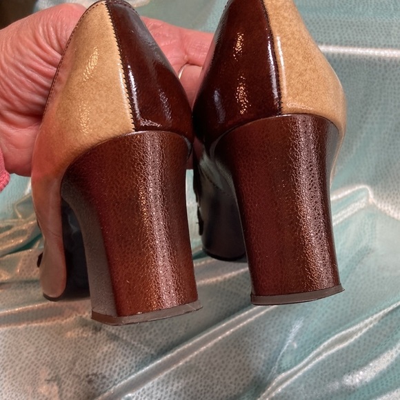 Vintage 70’s brown vinyl with cream and rust block heel pumps. 3. Size 6b - Picture 6 of 7